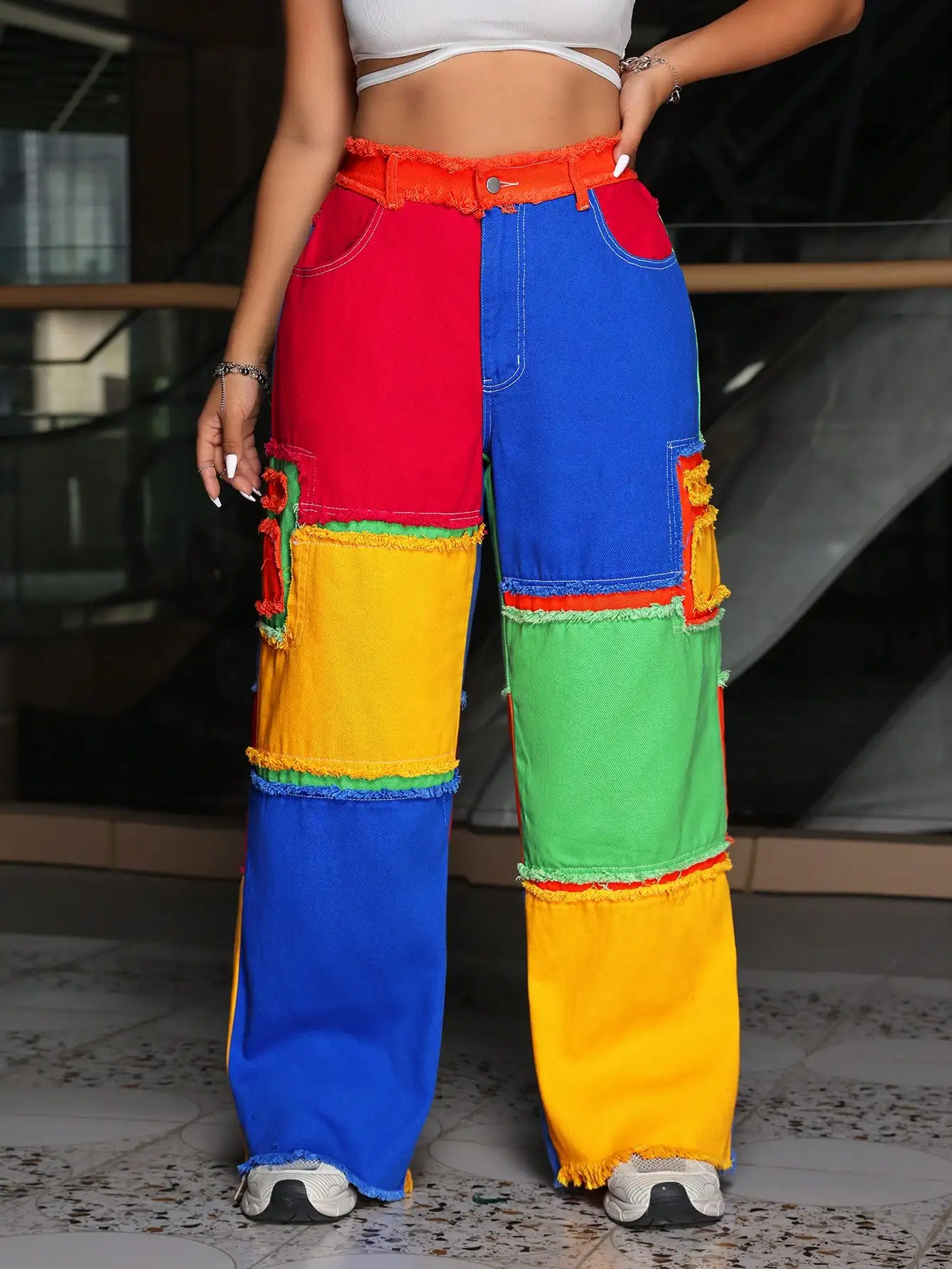 

Женские джинсы с широкими штанинами, цветными вставками, рваным краем и карманами