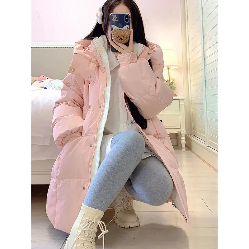 

Розовая пуховая хлопковая куртка большого размера для женщин, зимняя маленькая толстая и теплая куртка с капюшоном среднего и длинного размера 2025 г.