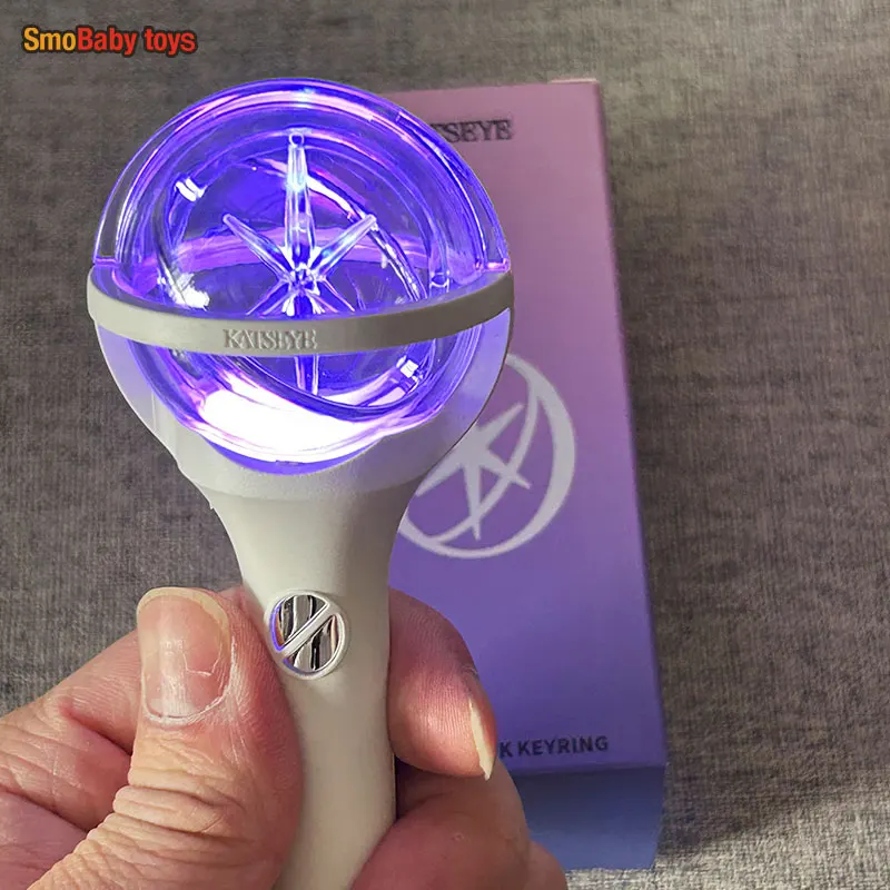 

Брелок-подставка в стиле KATSEYE Periphery, мини-версия, для концертов, с символикой MEGAN, YOONCHAE, MANON, LARA, SOPHIA, DANIELA, подарки для фанатов