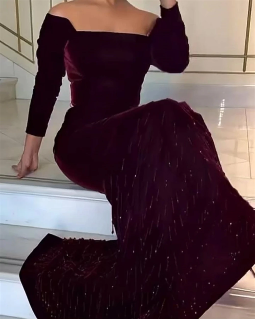 Вечернее платье по индивидуальному заказу. Изысканное бордовое бархатное платье с открытыми плечами и длинными рукавами. Прямые хрустальные платья для особых случаев.