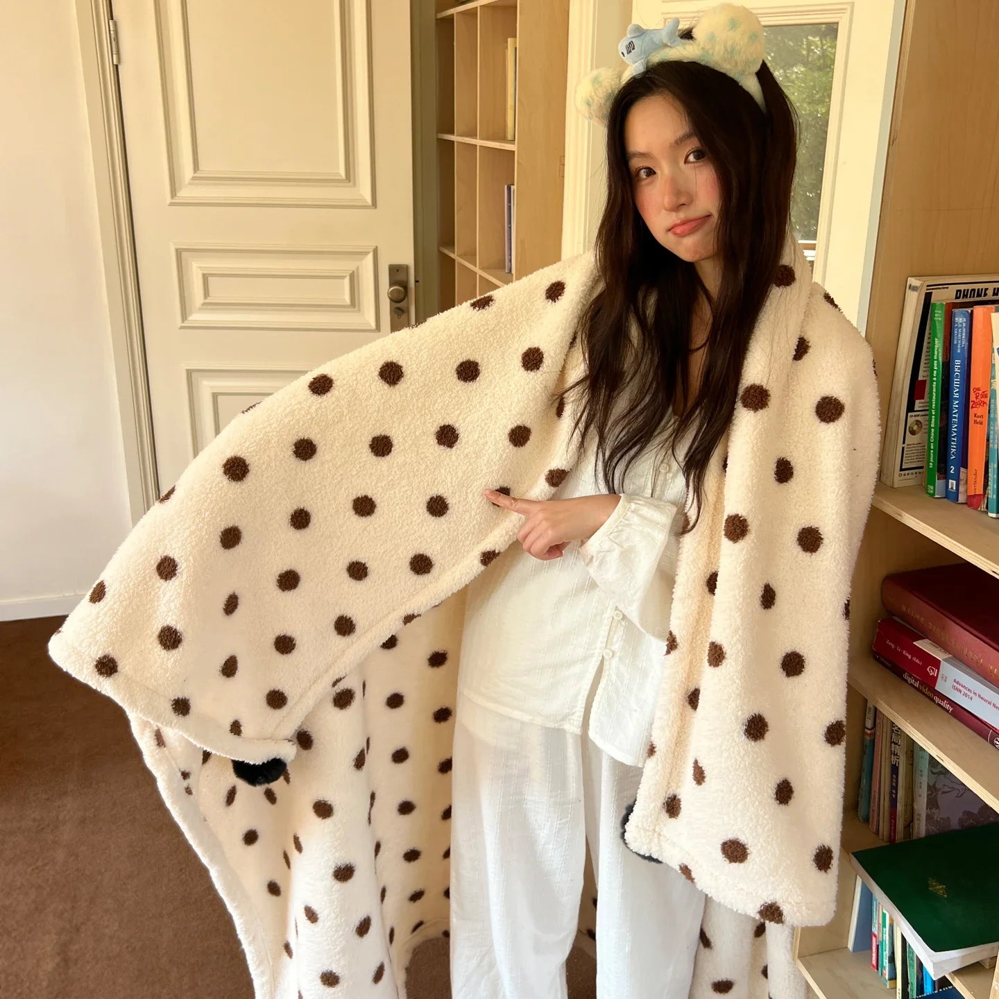 Polka Dot Puffy Fleece Blanket Cozy Soft Plush Sofa Throw Blanket Autumn Winter Warm Nap Shawl Blankets with Pom Poms Home Decor
