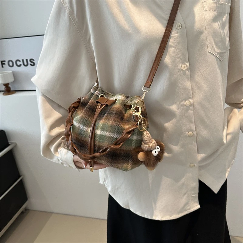 Tweed-Karo-Umhängetasche mit Kordelzug, klassische karierte Damenhandtasche, Retro-Make-up-Tasche, elegante Herbst-/Wintertasche – Detail 15