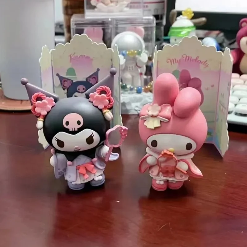 Miniso Toys Box com Sanrio Figuras, Flor e Roupa Série, Kuromipacha Cão, Big Ear Dog, Desktop Ornamento Presentes, Novo Rima, Em Stock