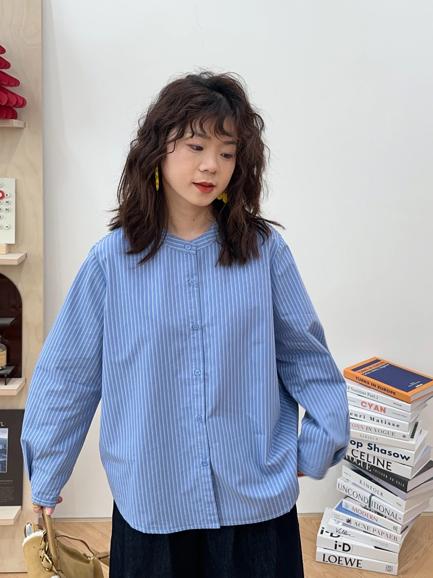 

Синяя полосатая рубашка в корейском стиле для ранней весны, универсальная, свободного кроя, из дышащей хлопковой смеси, с длинным рукавом и круглым вырезом, для повседневной носки.