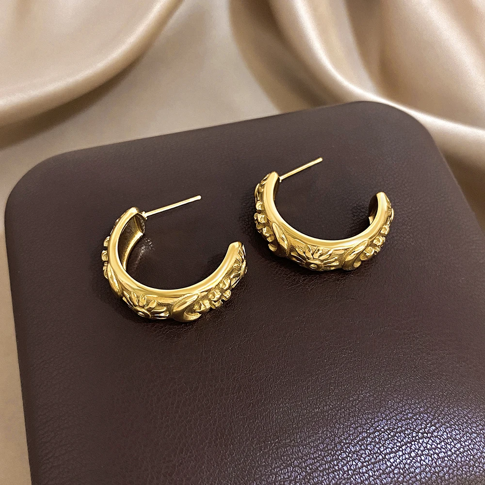 Anting-anting berbentuk C dari baja tahan karat minimalis untuk wanita anting-anting kancing bulan matahari bintang berukir retro hadiah perhiasan tahan air