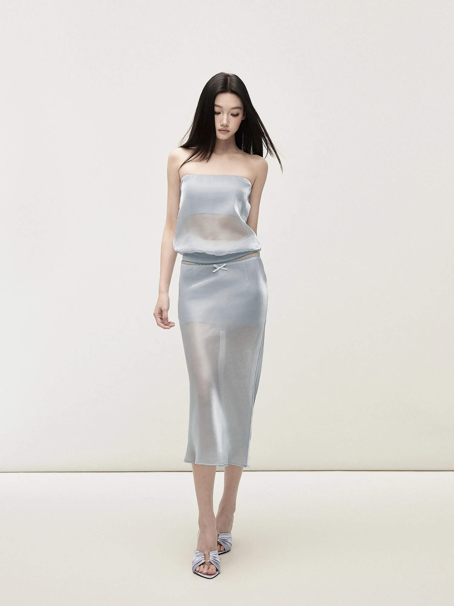 

Matin Blue Light Satin Halter Low Waist Lace Trim Half Skirt Double Layer Slimming Design Sense Set Women's Fashion Ensemble