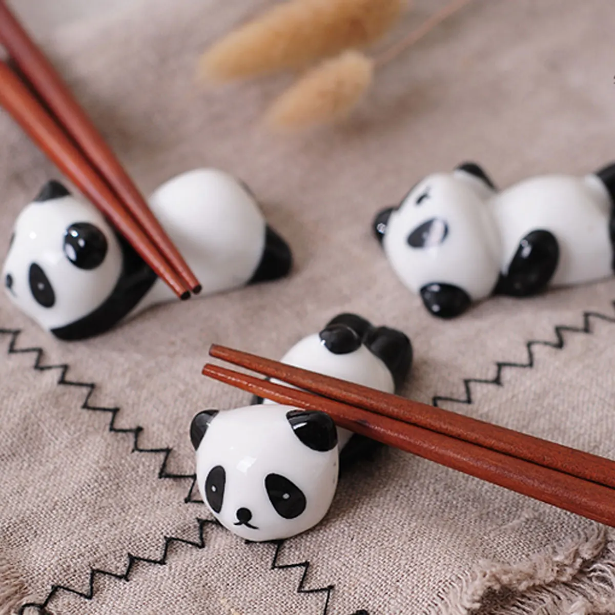 Bacchette in ceramica da 4 pezzi a forma di panda dei cartoni animati, elegante finitura lucida, portatile per la cucina, la tavola da pranzo, le bacchette