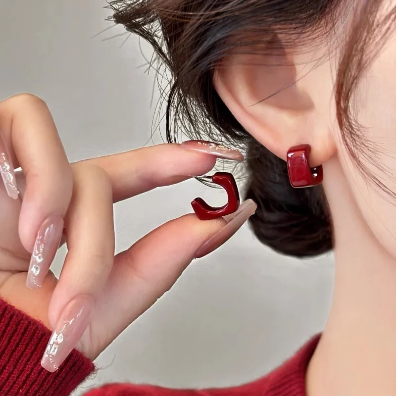 Vintage Burgundy Red Square C-shaped Enamel Stud Earrings for Women Glossy Earrings Retro Minimalist Jewelry Daily Wear Gifts