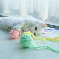 MADDEN Divertenti giocattoli per gatti Palline di filato colorate con campana che suona Giocattolo da masticare interattivo per gattini Peluche Palla Forniture per gatti