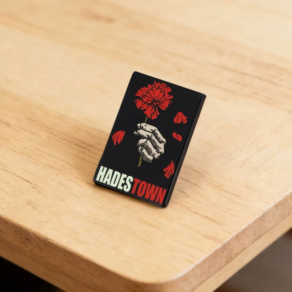 Hadestown Musical Emaille-Anstecker, Broadway-Theater-Abzeichen, Hand mit Nelke, Brosche, Schmuck, Geschenk für Schauspieler und Theater-Enthusiasten – Detail 10