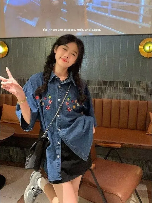 

Мужская летняя джинсовая рубашка больших размеров в корейском стиле с цветочной вышивкой, свободного кроя, для активного отдыха, с рукавом три четверти, модная, в городском стиле