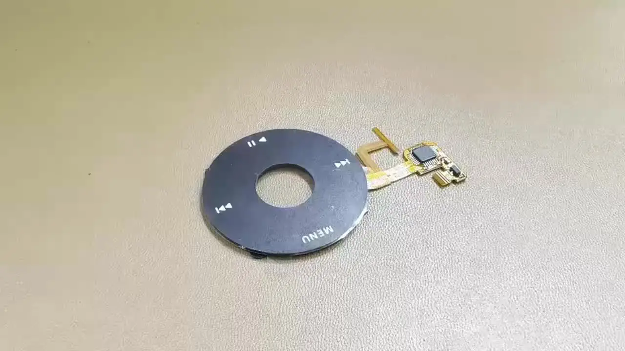 عجلة تحكم جديدة (Click Wheel Flex) لأجهزة آيبود كلاسيك الجيل الخامس MK3008GAL بسعة 30 جيجابايت، وآيبود فيديو الجيل الخامس MK6008GAH بسعة 60 جيجابايت، وآيبود فيديو الجيل الثامن MK8010GAH بسعة 80 جيجابايت.