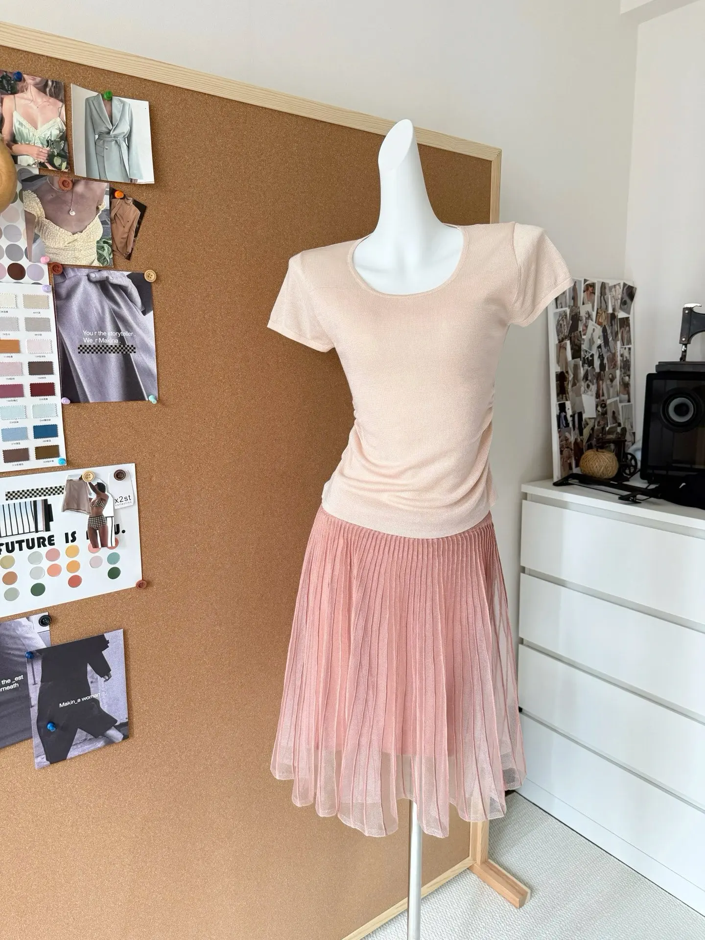 

Women's Summer Elegant Two Pieces Skirt Set Lady Sweet Square Neck Short Sleeve Slim Knitted T Shirt + Pleated Knee Length Skirt