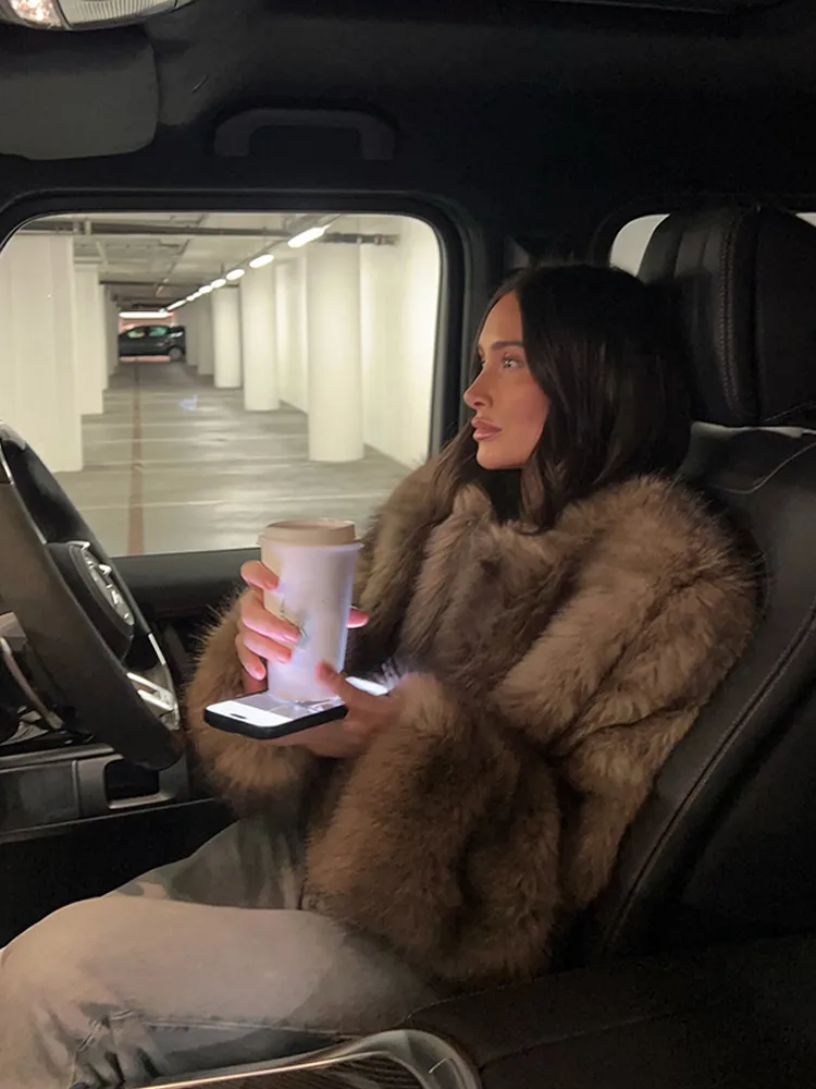 الفاخرة المرأة فو الفراء معطف قصير كم طويل فضفاض رقيق بني فاتح رشاقته سترة 2025 الشتاء موضة أفخم معطف دافئ