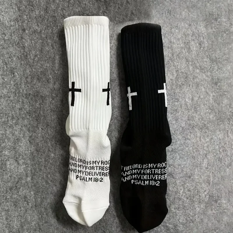 

2 пары новых спортивных носков на весну и осень, простые, удобные, повседневные, нескользящие, износостойкие носки средней длины.