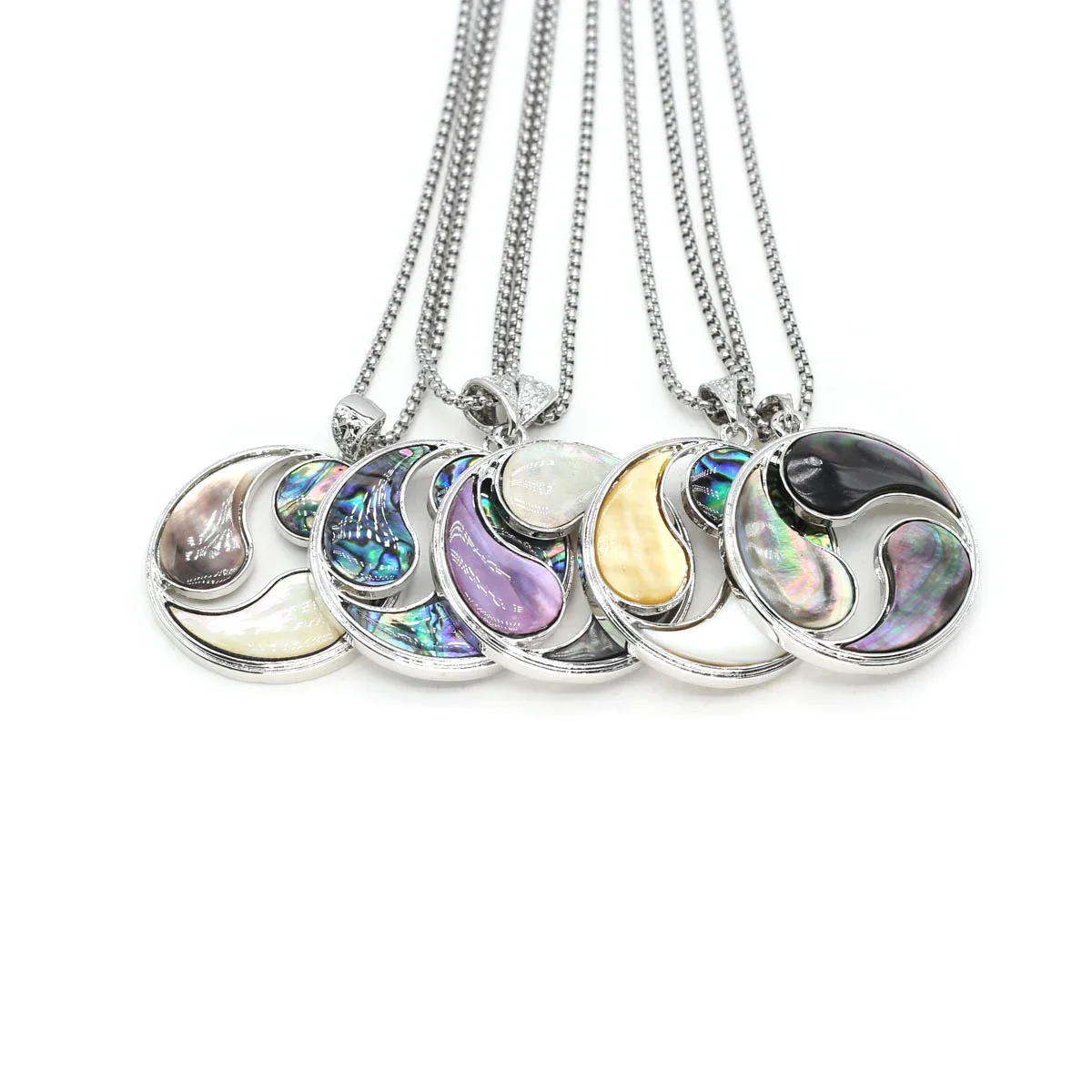 

Natural Shell Pendants Necklace Round Shape Abalone Black White Shell Pendants Stainless Steel Chain for Jewelry Gift Decoration