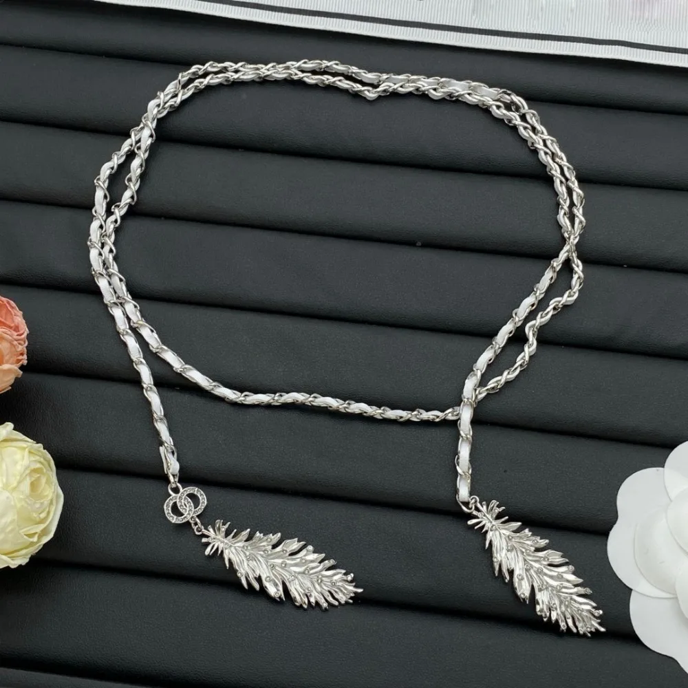 

2025 новое белое ожерелье с перьями, женское высококачественное легкое роскошное модное ожерелье