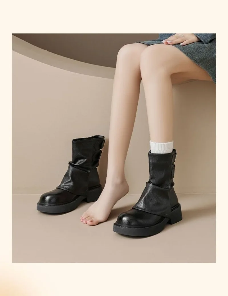 Neue Damen-Stiefeletten mit eckiger Zehenpartie und verstärktem Absatz, dicke Plateaustiefeletten mit Blockabsatz, kurze Retro-Stiefeletten aus weichem Leder mit Reißverschluss auf der Rückseite. – Detail 6