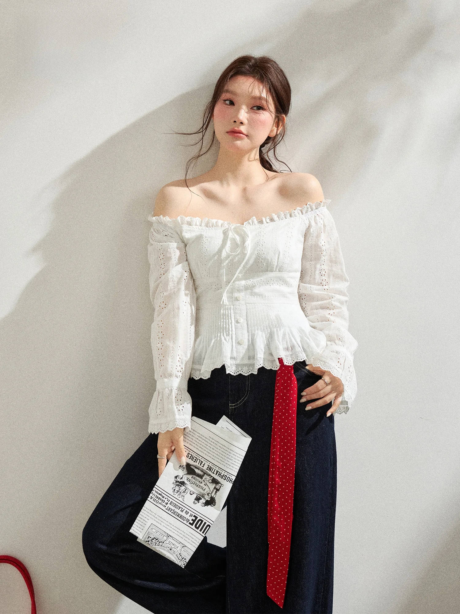 

Комплект в корейском стиле: белая блузка на одно плечо с кружевом и джинсы с высокой талией, длинный рукав, для повседневной носки, большие размеры