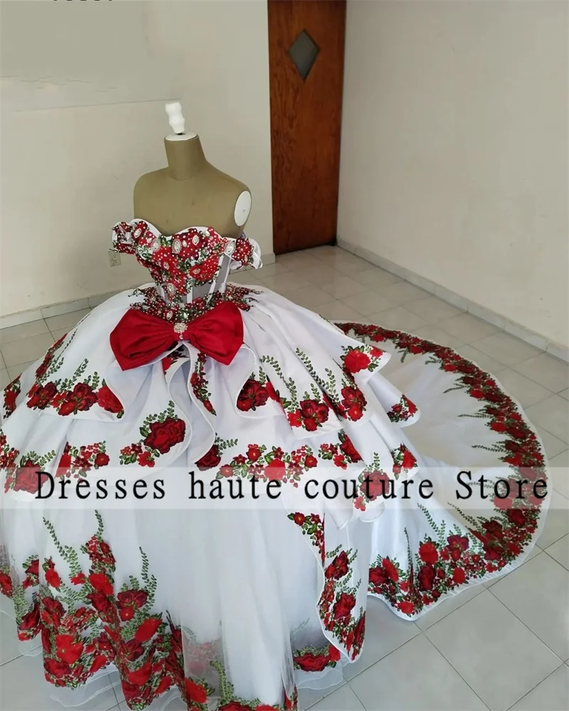 Mexicano branco cetim bordado quinceanera vestidos de baile 2025 arco cristais fora do ombro doce 16 vestido rendas personalizado