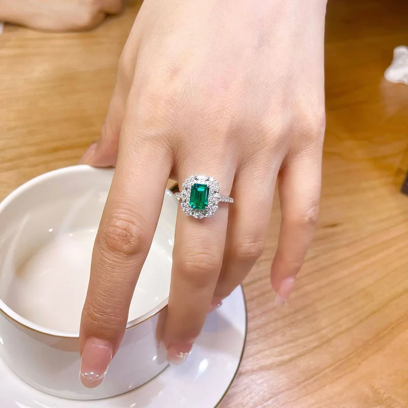 New 100% S925 silver surround with 6 * 8mm simulated emerald cut high carbon diamond ring, fashionable wedding jewelry
