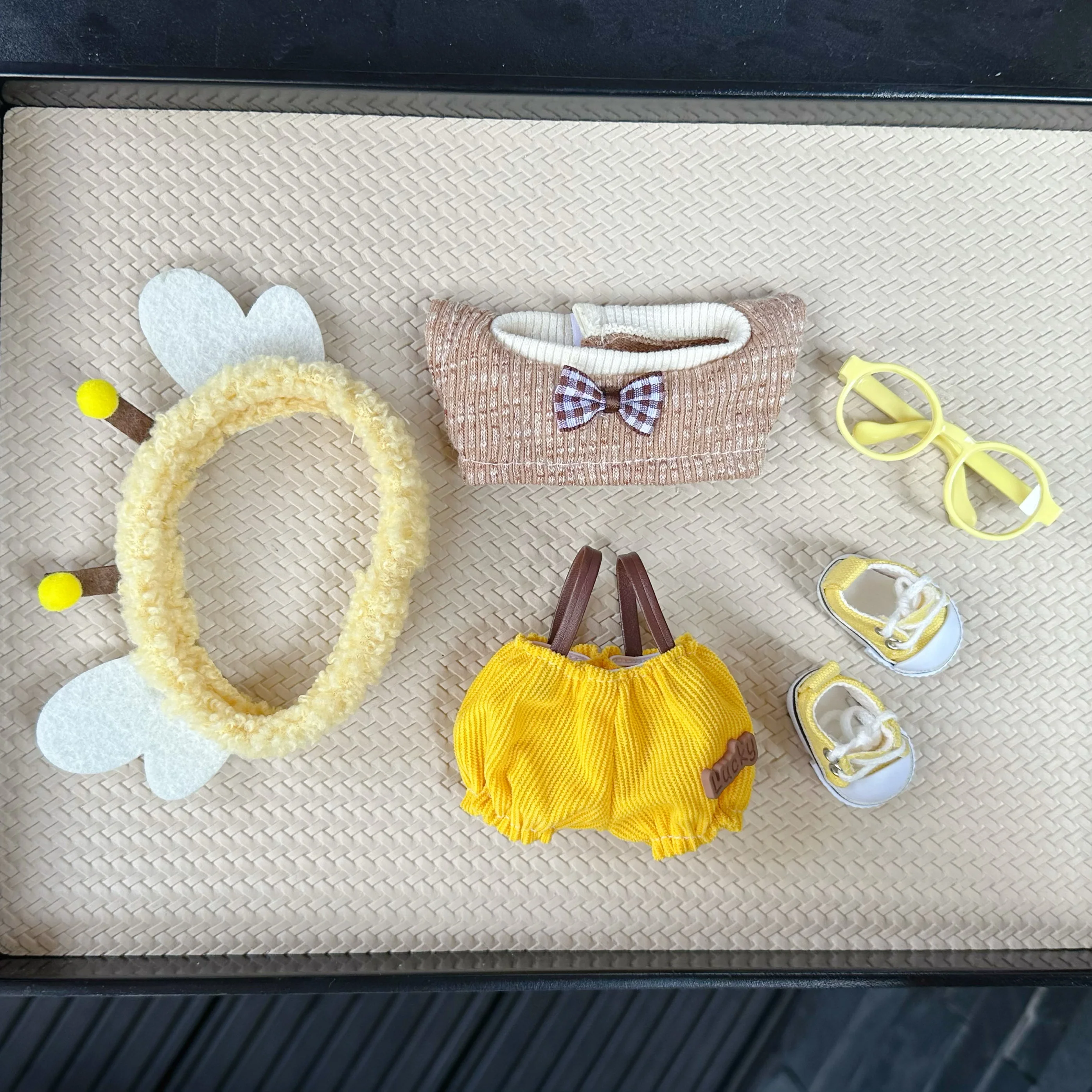 Ropa para muñecas solo para 15cm 17cm Labubu Little Bee vinilo caja ciega figuras colgantes lindos trajes de repuesto