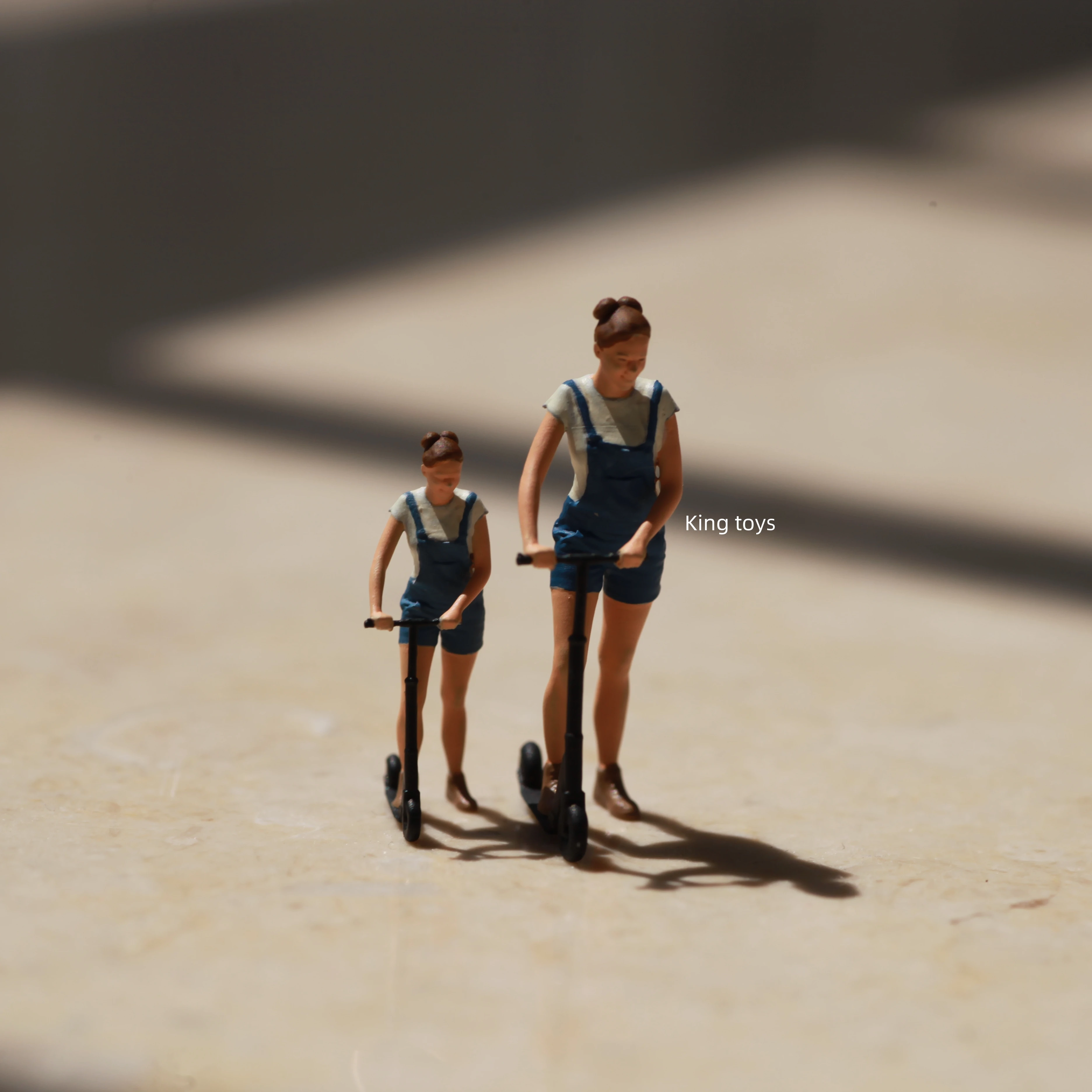 

King Toys 1:64 1:87 1:43 Figurines Scale Model Resin Scooter Girl Dioramas Diecast Miniature Collection 088