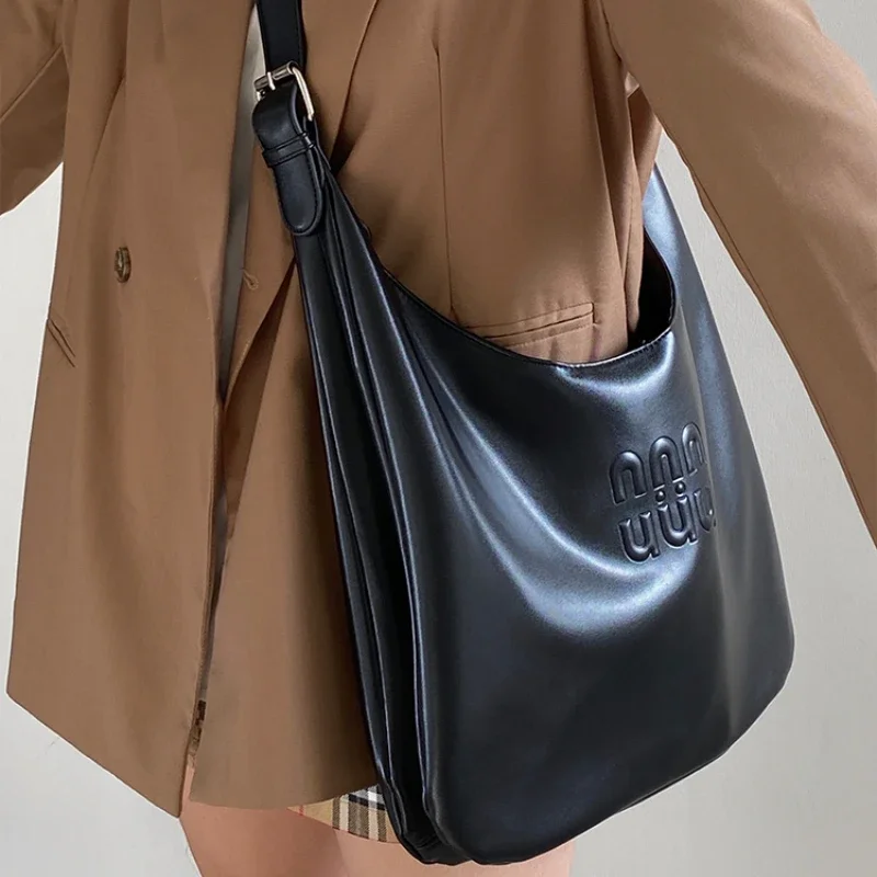 MBTI Borsa tote alla moda per donna Borsa a tracolla nera morbida di lusso per tutte le partite Borsa femminile shopper casual in pelle PU di grande