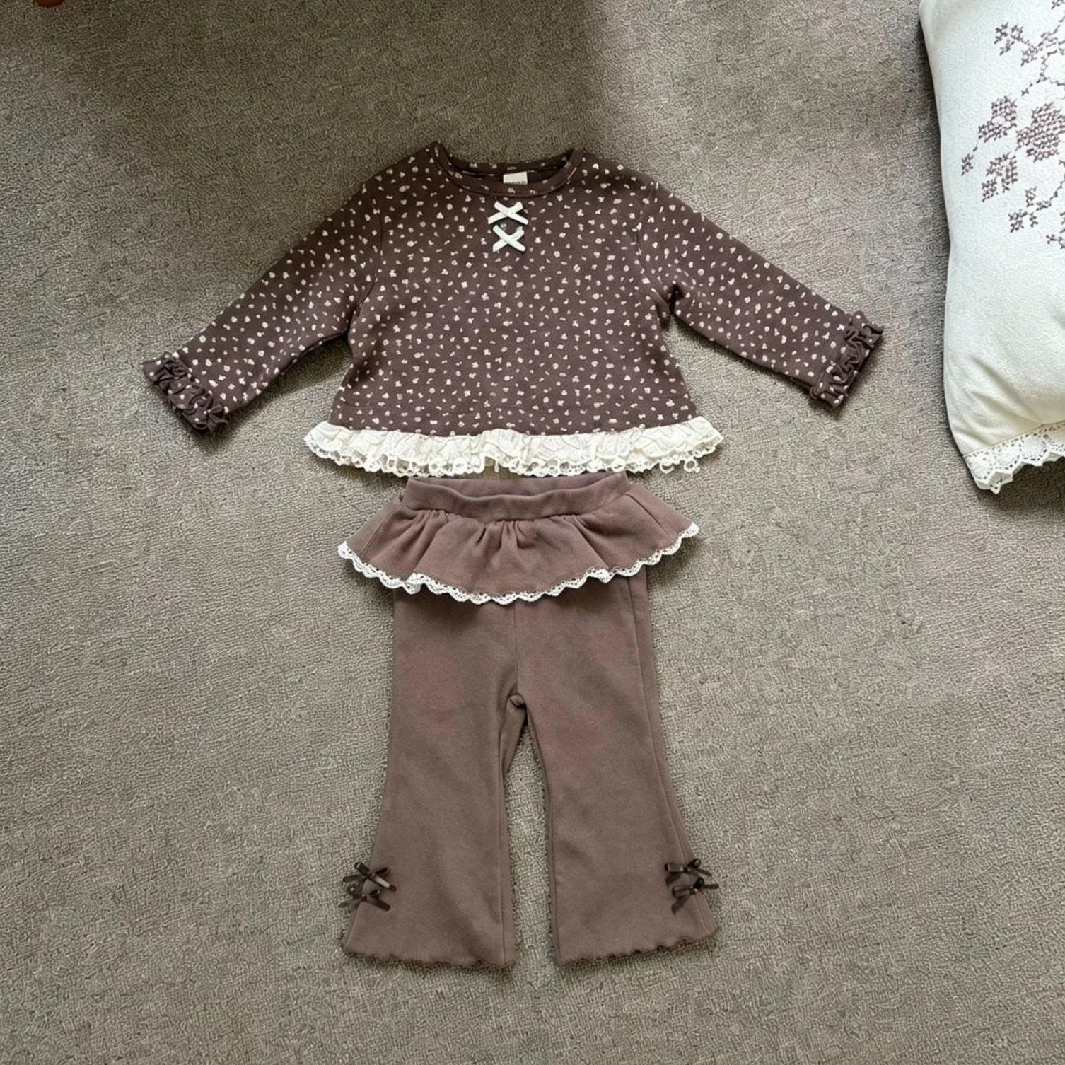 Girls Suit 2026 Spring and Autumn New Childrens Wear Girls Baby Broken Flower Bottom Shirt Lace Fart Curtain Bell Pants Two Sets