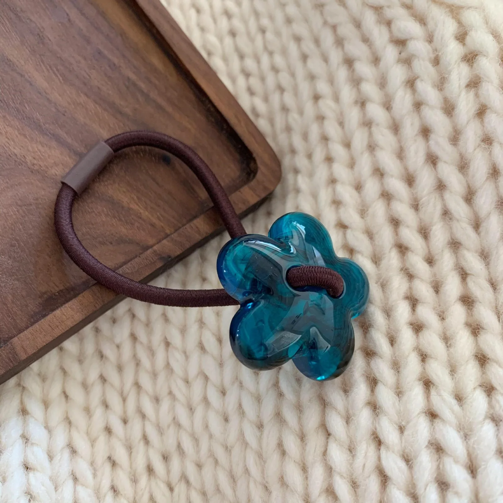 6-teiliges durchscheinendes Blumen-Haargummis-Set, bunte elastische Harzbänder, bezaubernder Haarschmuck, perfekt für Pferdeschwänze und Zöpfe – Detail 8