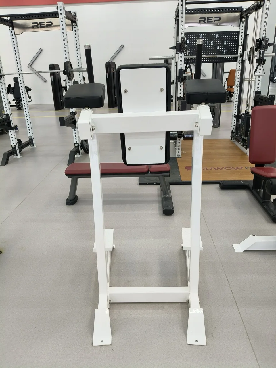 جهاز اللياقة البدنية في صالة الألعاب الرياضية، محطة رفع معدنية قابلة للتعديل للذقن والساق مع ميزات أمان