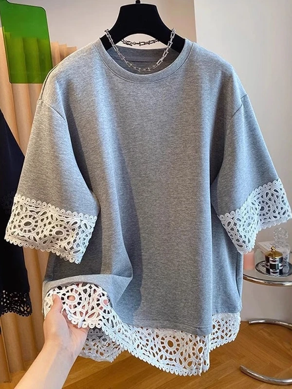 تي شيرت نسائي فضفاض لصيف 2025 مزين بالدانتيل مقاس كبير تصميم جديد متعدد الاستخدامات ملابس علوية غير رسمية سلع أوروبية يتم تشغيلها مباشرة إلى الرئيسي...
