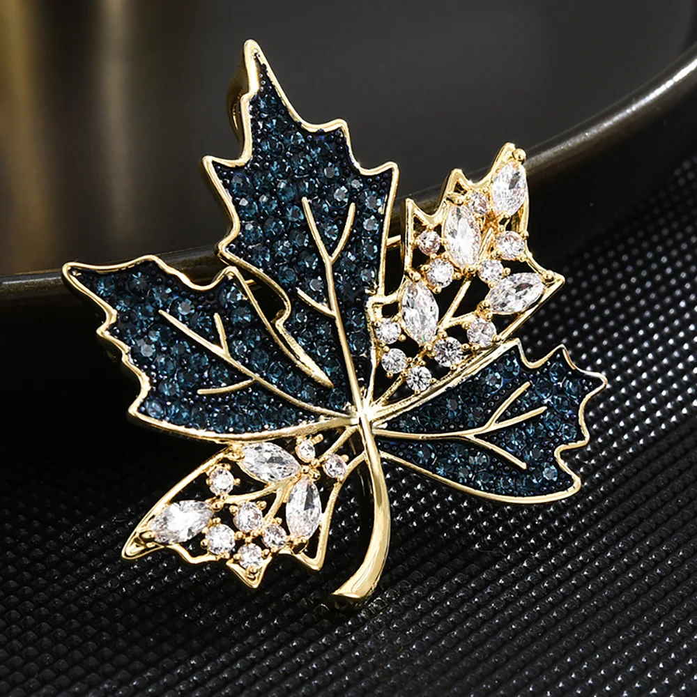 بروش أوراق القيقب الجديد: إكسسوار حفلات نسائي بألوان متباينة وأسلوب فاخر فاتح