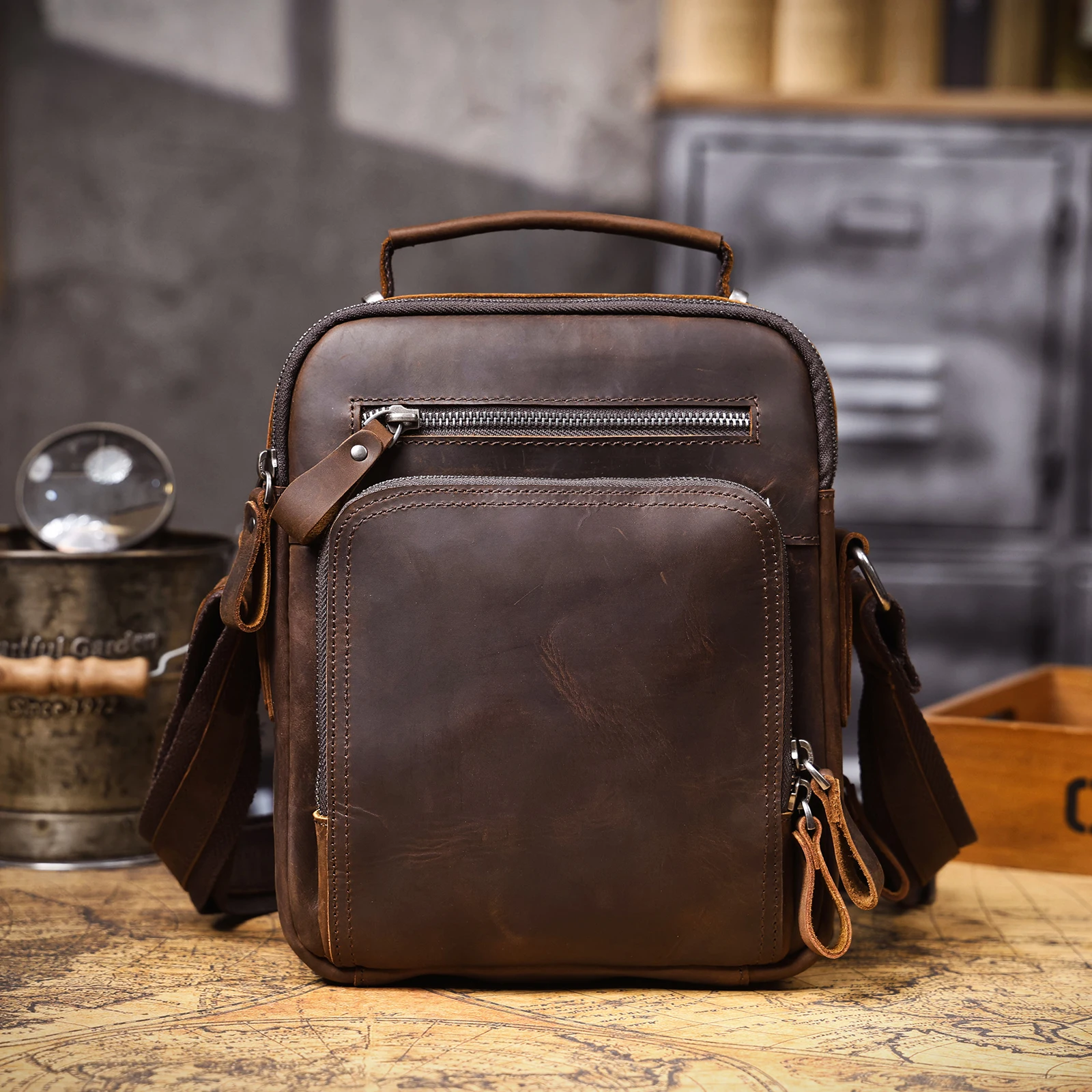 Vintage Leder-Umhängetasche für Herren, Lässige Crossbody-Tasche, Herren-Schultertasche aus Crazy-Horse-Leder, Handgefertigt – Detail 22