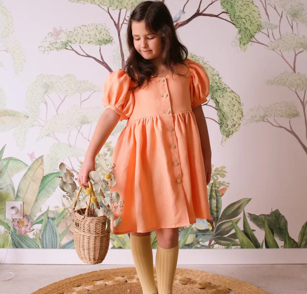 

Новинка 2023 года, летняя юбка принцессы из хлопка и конопли с v-образным вырезом и объемными рукавами для девочек, платье в стиле ретро с открытыми пуговицами