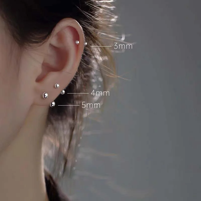Les petites boules pour lobe d'oreille tendance, choix et conseils d'entretien