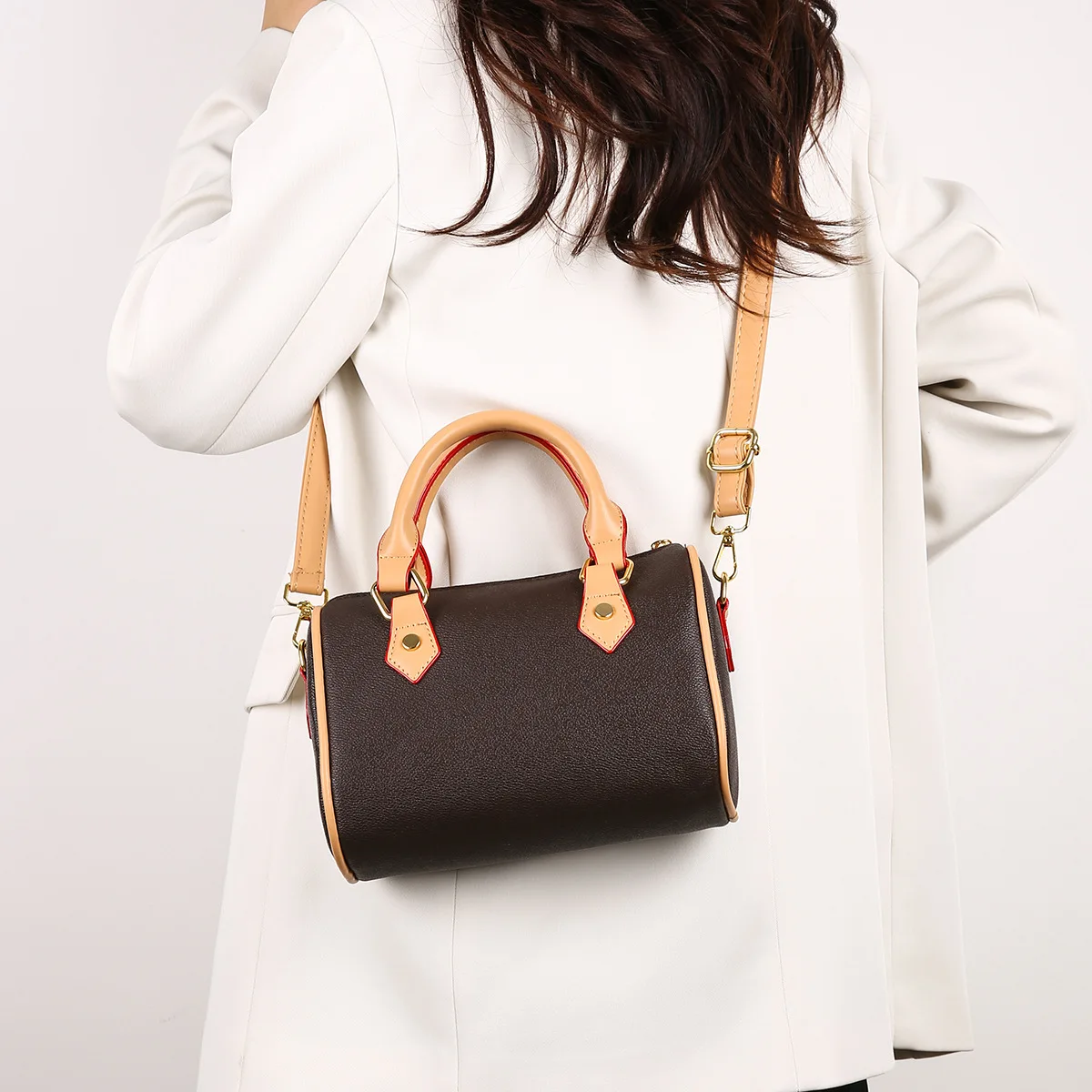 

2023 Новая женская сумка через плечо, клатч большой емкости на молнии, легкая сумка через плечо из искусственной кожи для путешествий и ежедневного использования, бесплатная доставка ​