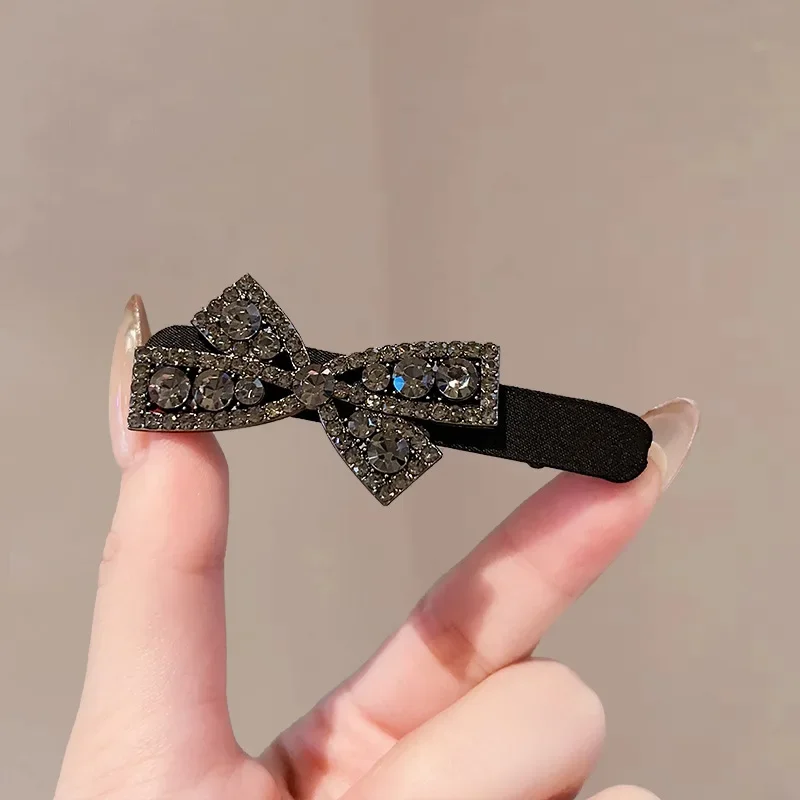 دبوس شعر على شكل فيونكة من حجر الراين الفاخر، مشبك غرة جانبي، مشبك رأس خلفي من Duck Bill بكلمة واحدة، أغطية رأس