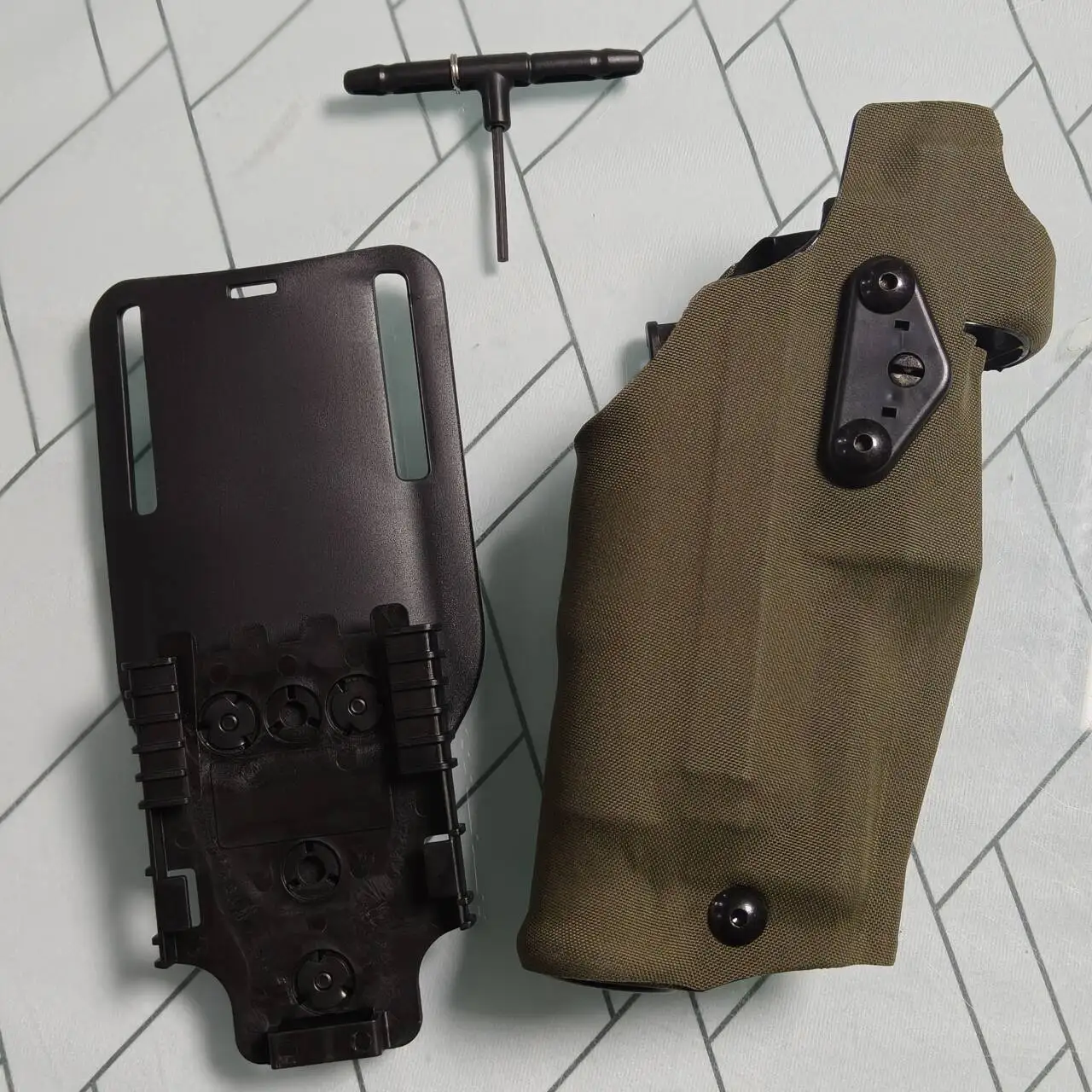 Funda táctica liberación rápida para Glock 17 con linterna X300 - imagen 3