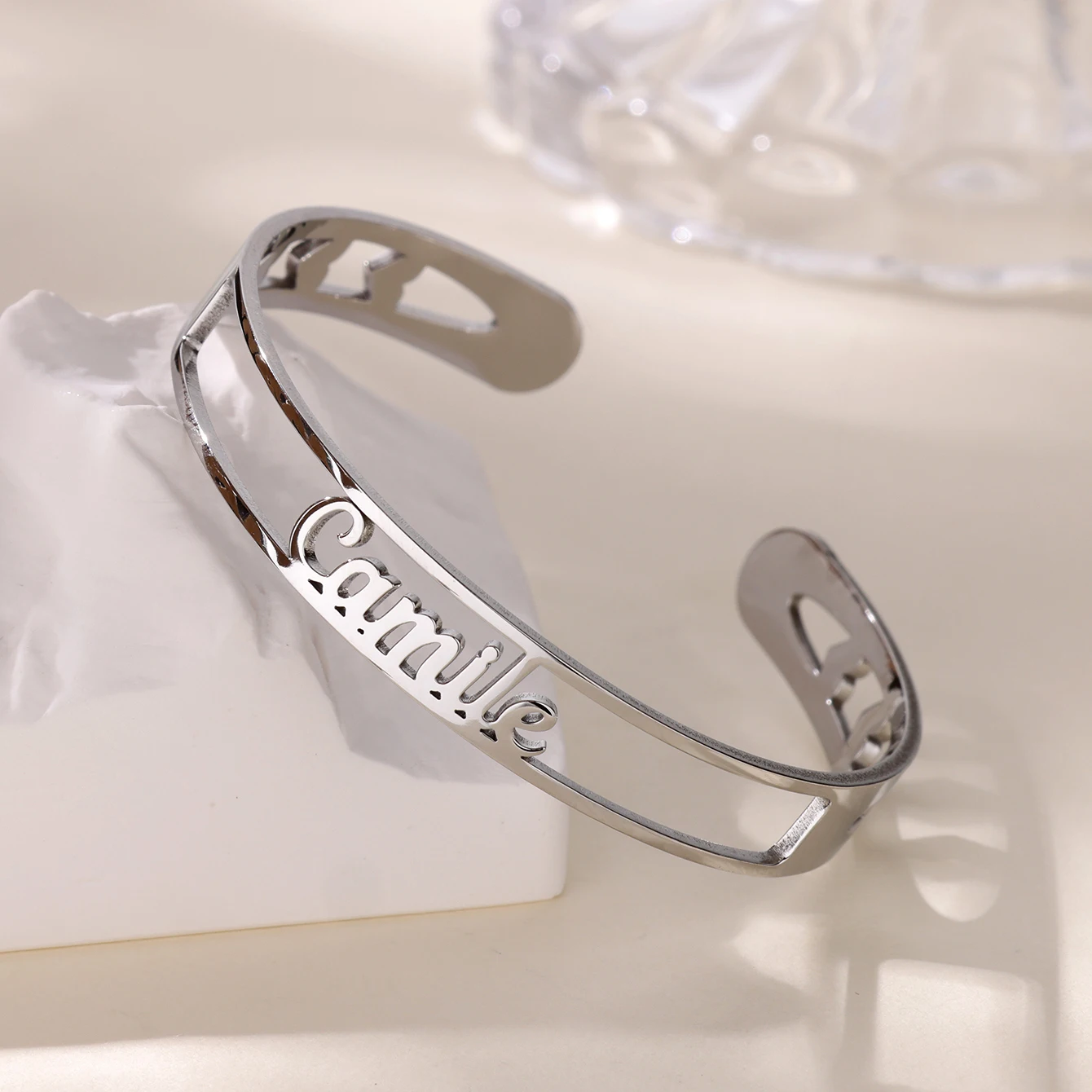 مخصص قلوب اسم أساور أساور للنساء الفولاذ المقاوم للصدأ مخصص الإسورة الكفة سوار أنثى شخصية المعصم مجوهرات #2