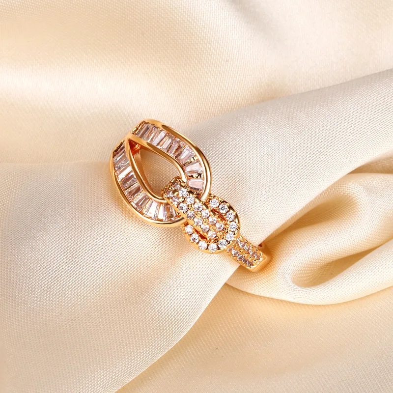 

Симпатичное кольцо с покрытием из 18-каратного золота — сверкающий циркон с микропаве, регулируемое открытое кольцо, идеально подходит для любителей моды и укладки Instagram