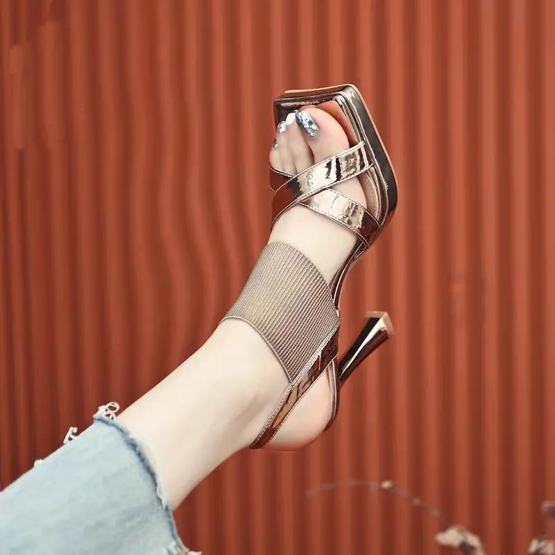 

Новинка 2023 года, модные женские летние сандалии с тонким поясом и крестом, модные банкетные туфли на высоком каблуке с квадратной головкой