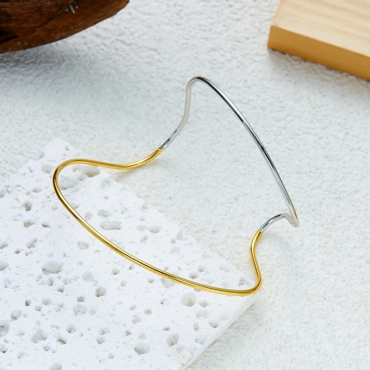 Einfache Edelstahl-Metall-Armreifen für Damen und Herren im Nischen-Stil mit geometrischen Spiralstreifen, offener Armreif-Schmuck. – Detail 24