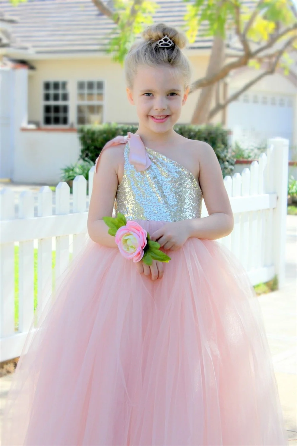 Elegant Sequin Tutu Flower Girls Dress 2023 Cute Daughter Outfits One-Shoulder Tulle Classical Birthday Party Pageant Ball Gowns