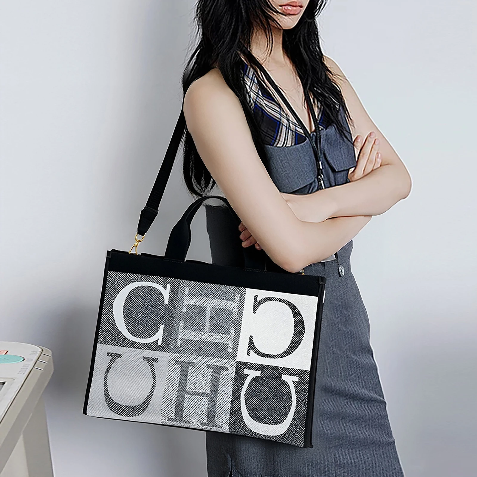 Fashion Classic New Women's 2025 Shopping Bag Letter Design Large Capacity Retro Handbag