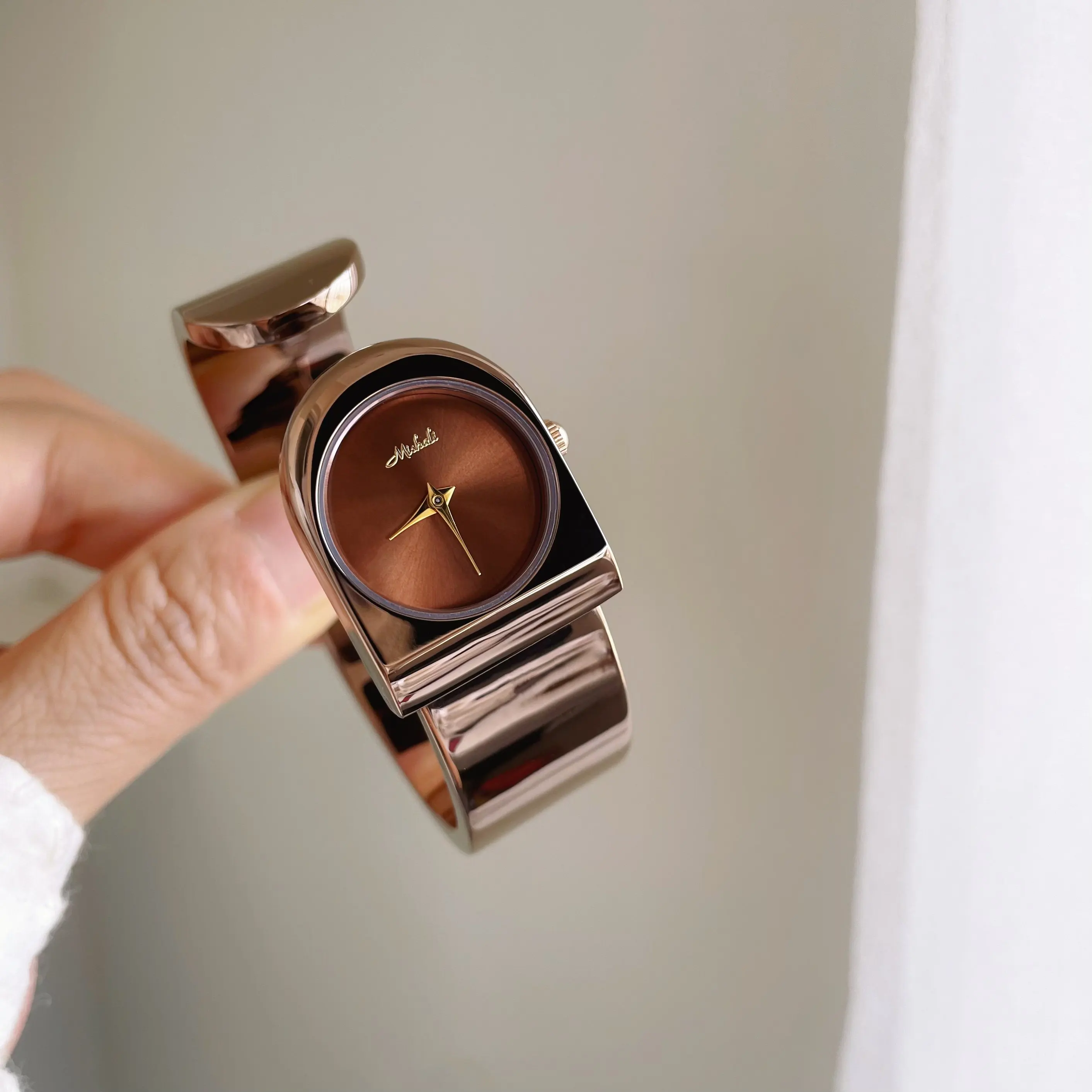 

Карамельно-коричневые женские часы в стиле браслета, модный дизайн, кварцевый механизм, женские часы, идеально подходят в качестве подарка на день рождения.