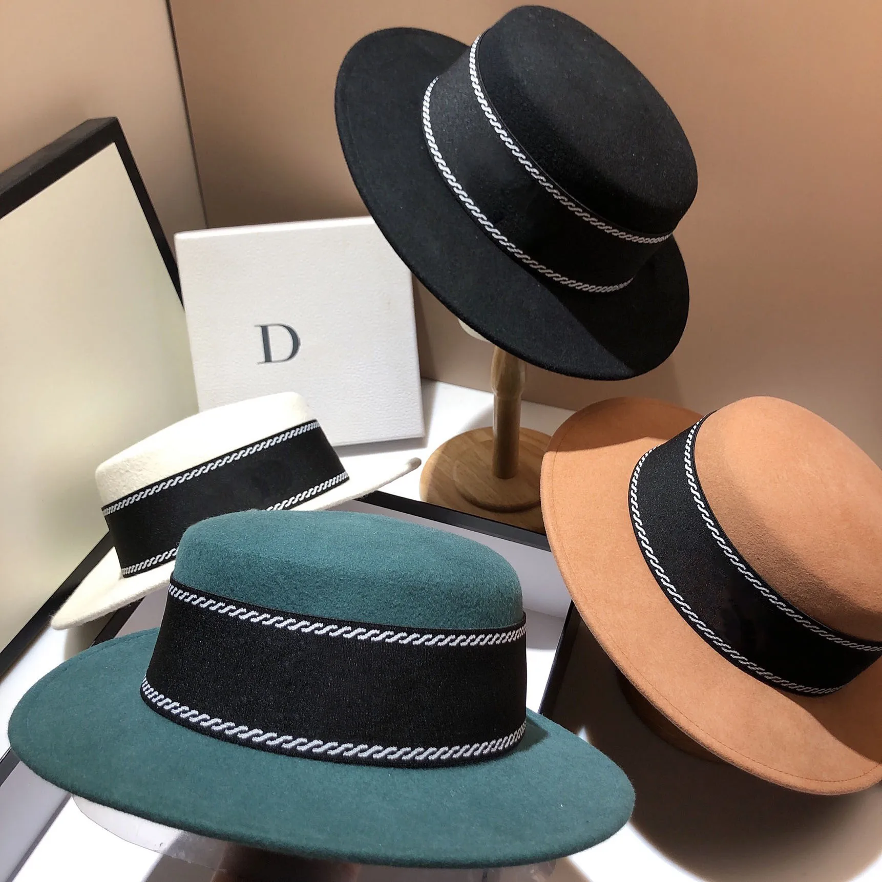 

Autumn and winter woolen hats, women's Korean version, flat top hats, men's and women's top hats, felt hats, British fashion hat