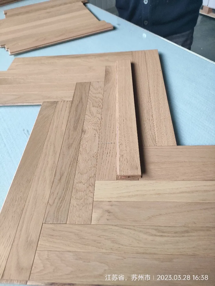 Versión personalizada del piso en espiga, piso de madera dura de roble diseñado con tiras cepilladas finas y modernas