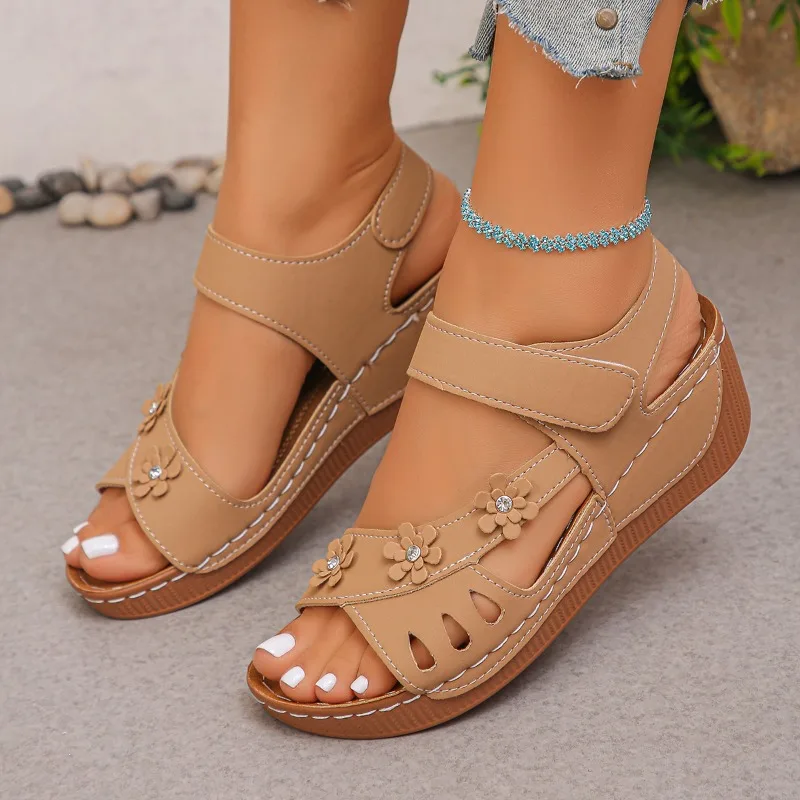 Neue Damen-Keilsandalen für den Sommer: Modische Sandalen mit Blumenverzierung, Bequeme PU-Outdoor-Walkingschuhe für den Alltag
