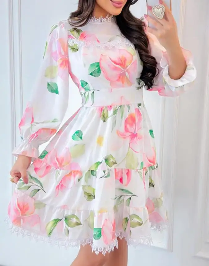 Vestido de manga comprida com estampa floral, detalhes em renda, design em camadas, gola alta, ideal para ocasiões diárias e casuais